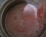 Foto langkah ke 2 dari resep Strawberry Popsicle.