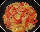 Foto del paso 4 de la receta: Filetes de lomo de cerdo a la plancha con guarnición de sofrito