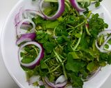 Foto del paso 1 de la receta: Ensalada de Berro,Cebolla y Pera