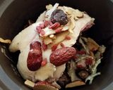 A picture of step 2 of Danggui Chicken soup当归参鸡汤.