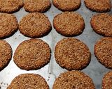 صورة لخطوة 6 من وصفة بسكوت العسل الاسود والسمسم