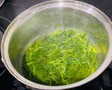 Hình bước làm 2 của món Cơm ngò rí nước cốt dừa & Cá hồi áp chảo da giòn