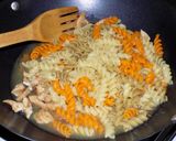 Foto del paso 8 de la receta: Pechuga de pollo, brócoli y fideos multicolor al wok