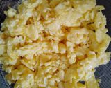 Foto langkah ke 2 dari resep Telur Orak Arik Asam Manis.