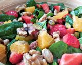 Foto del paso 5 de la receta: Ensalada de espinacas, naranja, fresas y frutos secos