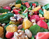 Foto del paso 5 de la receta: Ensalada de espinacas, naranja, fresas y frutos secos