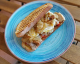 Foto del paso 8 de la receta: Bocata de secreto ibérico gratinado, pimiento asado y huevo frito con cebolla caramelizada