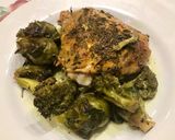 Foto del paso 2 de la receta: Pollo al horno con salsa de romero y tomillo, con brócoli y repollitos de brucelas