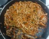 A picture of step 4 of Chicken schezwan udon noodles.