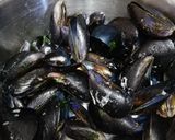 Foto del passaggio 1 della ricetta #482 Cozze alla tarantina 🍣🍅🌶️🌿