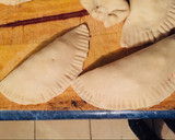Foto del paso 4 de la receta: Empanadas de queso con tomate