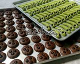 Foto langkah ke 8 dari resep CochoChip & Caterpillar Cookies.