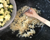 Foto del paso 4 de la receta: Risotto de calabacín y langostinos
