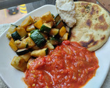 Foto del paso 5 de la receta: Almuerzo de calabacín🥒🫓🧀 salteado con salsa de tomate y pimiento rojo🍅🌶️🧅