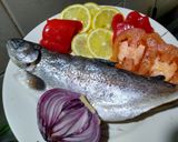 Foto del paso 1 de la receta: Trucha en sartén con cebolla y morrón