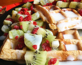 Foto del paso 3 de la receta: Gofres de kéfir con kiwi y frambuesas