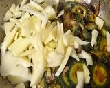 A picture of step 5 of Karela mirchi.