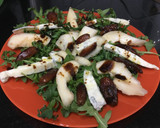 Foto del paso 1 de la receta: Ensalada de rúcula, pera, gongonzola y dátiles