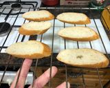 Foto del paso 1 de la receta: Tostadas de gula al ajillo con tortilla de perejil picado