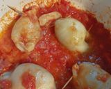Foto del paso 4 de la receta: Tubos de calamar rellenos en salsa de tomate con arroz blanco