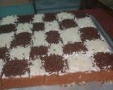 Foto langkah ke 5 dari resep Bolu potong jadul topping.