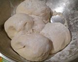 Foto del paso 2 de la receta: Pizza con masa y salsa casera con borde relleno de requesón😋