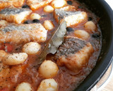 Foto del paso 9 de la receta: Merluza en salsa con pimientos y ajos escalivados