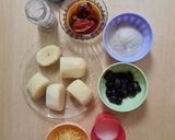Foto del paso 1 de la receta: Waffles integrales de papa con aceitunas negras y tomates secos