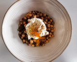 Foto del paso 7 de la receta: Garbanzos salteados con morcilla y huevo poché