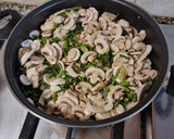Foto del paso 2 de la receta: Espárragos con gambas, surimi y gulas