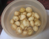 Foto del paso 6 de la receta: Contramuslos asados en freidora de aire con papas arrugas, piña y mojo verde
