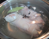 Foto del paso 2 de la receta: Como cocinar manitas (pies) de cerdo