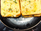 चीज़ गार्लिक ब्रेड स्टिक्स (cheese garlic bread stick recipe in Hindi)