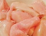 Foto del paso 1 de la receta: Pollo con almendras y fideos soba