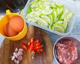 รูปขั้นตอนการทำที่ 1 ของ แตงกวาผัดไข่+หมูสับ