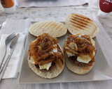Foto del paso 3 de la receta: Hamburguesa de ternera con cebolla caramelizada y queso brie
