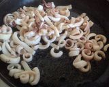 Foto del passaggio 4 della ricetta Linguine con calamari, salsa di pane di segala e bottarga