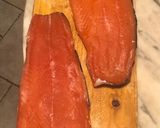Foto del passaggio 5 della ricetta Salmone affumicato di Natale fatto in casa