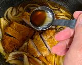 A picture of step 4 of Hire-Katsudon (fried fillet pork on rice).
