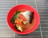 Foto langkah ke 5 dari resep Sup/pindang ikan patin bumbu iris.