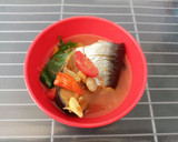 Foto langkah ke 5 dari resep Sup/pindang ikan patin bumbu iris.
