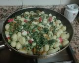 Foto del paso 4 de la receta: Revuelto de ñoquis y espinacas
