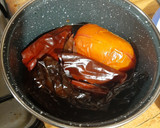Foto del paso 1 de la receta: Pierna de cerdo con papitas y chile rojo