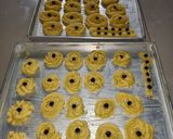 Foto langkah ke 4 dari resep Kue semprit susu.