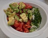 Foto del paso 3 de la receta: Ensalada de tomates con cebollín y palta