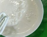 Hình bước làm 2 của món Kem bơ, kem dâu tây