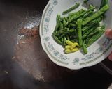 Foto langkah ke 5 dari resep Tumis Daging Sapi & Kacang Panjang.