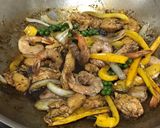 รูปขั้นตอนการทำที่ 4 ของ กุ้งไก่ผัดพริกไทยดำ