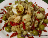 Foto del paso 3 de la receta: Ensalada de coliflor con atún, anchoas, piquillos y variantes