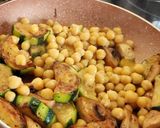 Foto del paso 2 de la receta: Salteado de calabacín con garbanzos y champiñones